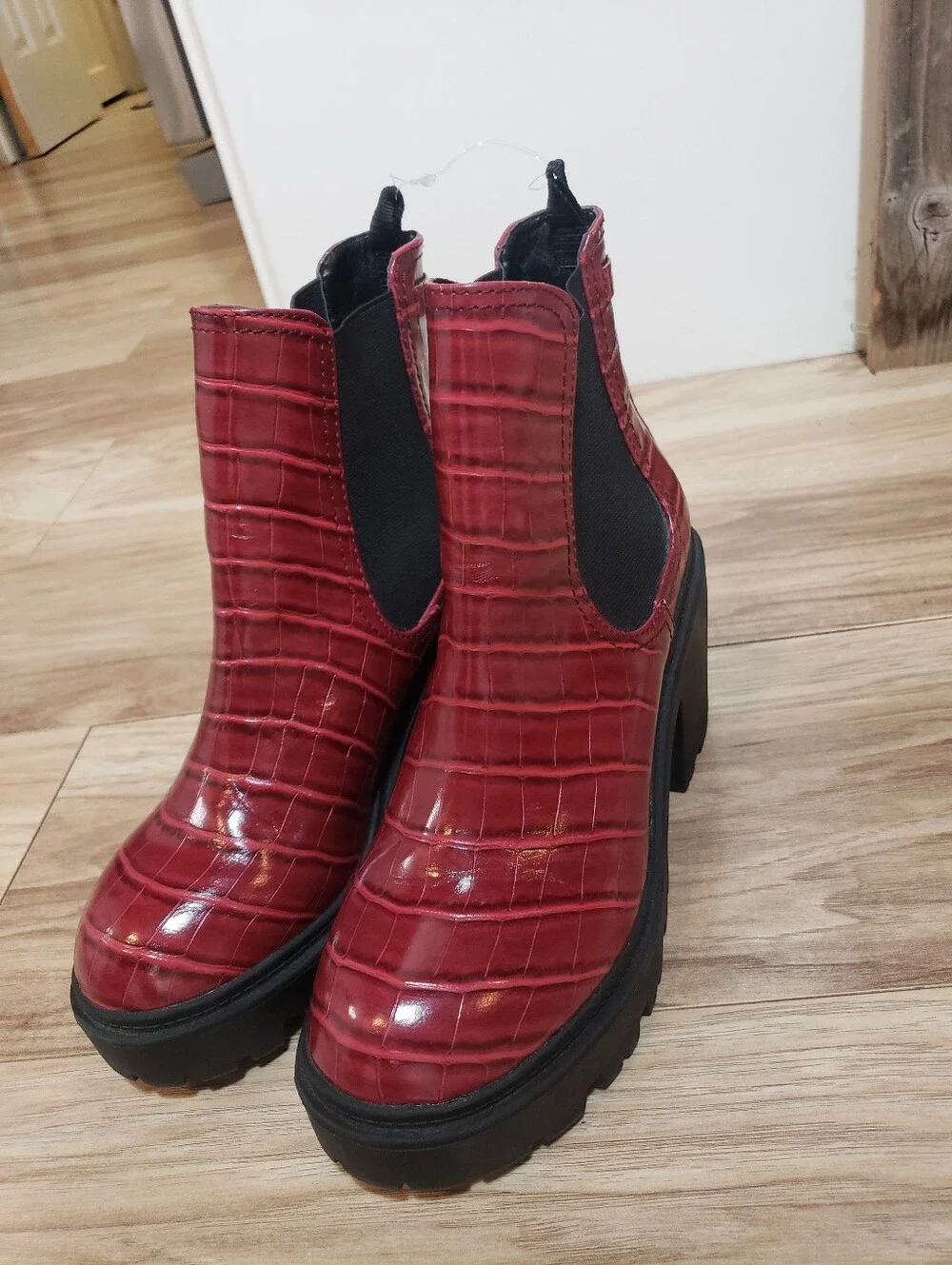 Red Croc-Embossed Chunky Chelsea Boots Urban Outfitters Size 9